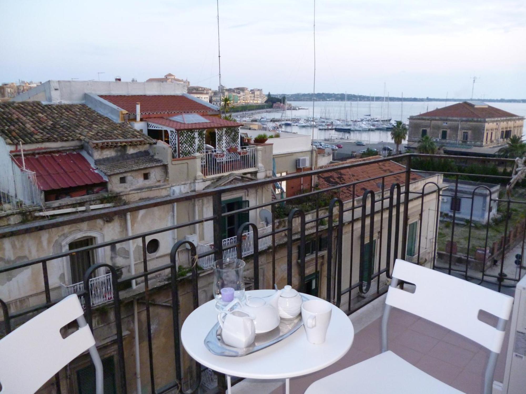 B&B Le Grand Bleu Siracusa - One Hundred Steps From Ortigia -Sea View - Сиракузы Экстерьер фото