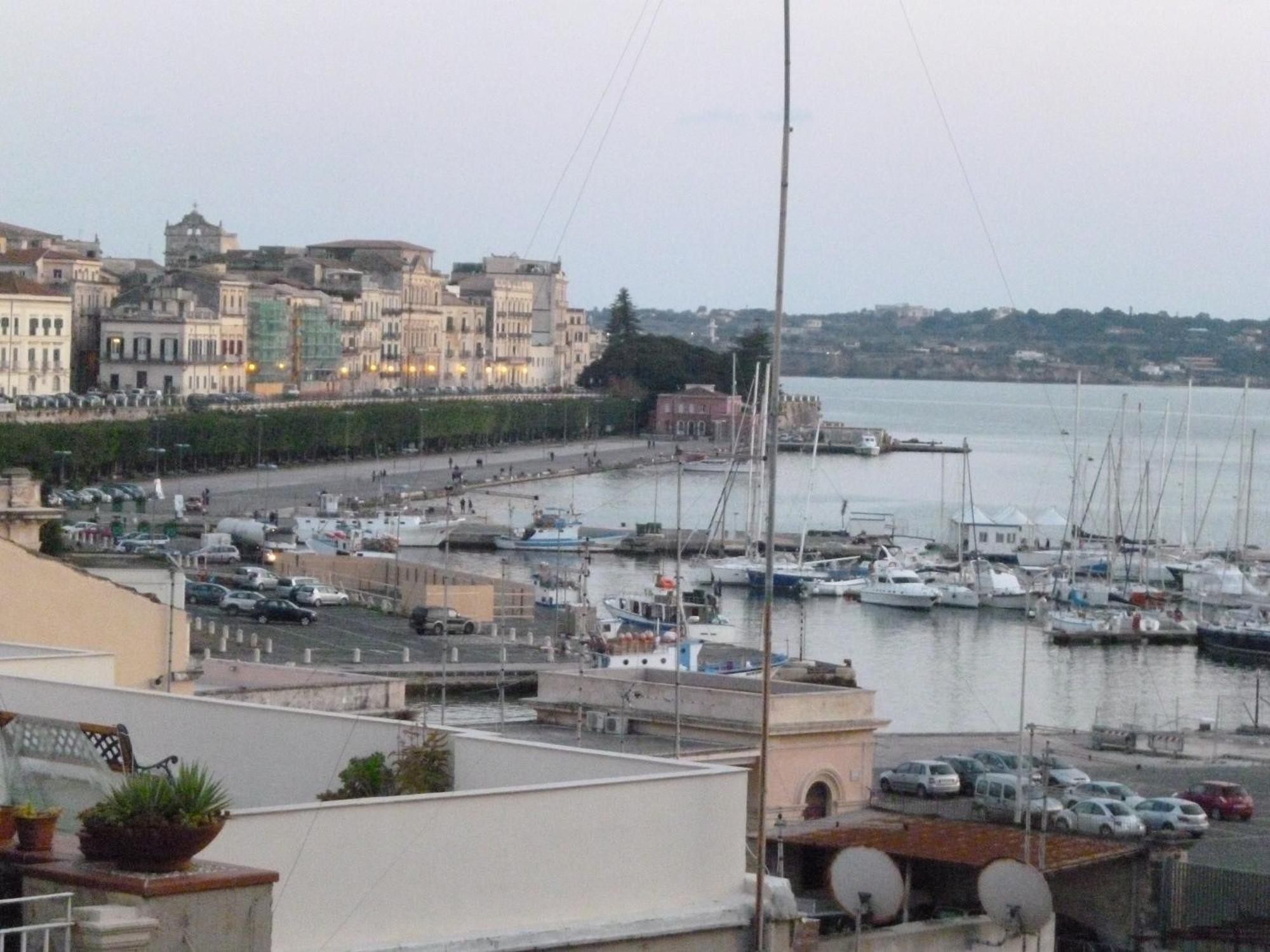 B&B Le Grand Bleu Siracusa - One Hundred Steps From Ortigia -Sea View - Сиракузы Экстерьер фото